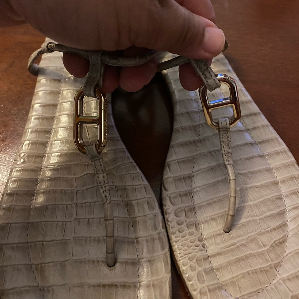 Beige Tory Burch T strap sandlas